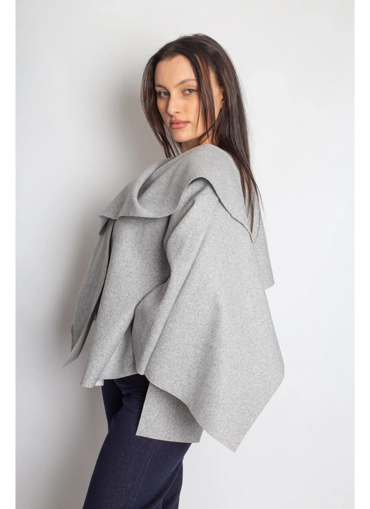 Cape avec écharpe intégrée femme grise portée de profil