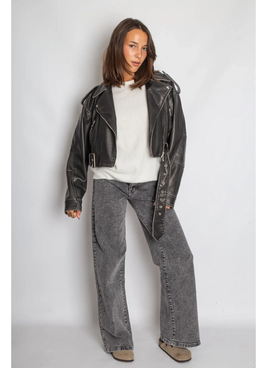 Veste biker en simili cuir femme grise portée ouverte