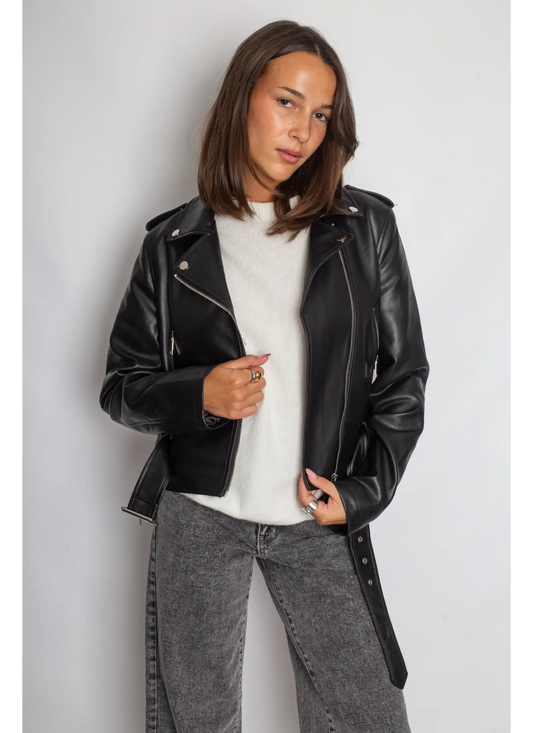 Veste motard en simili cuir femme noire portée de face 