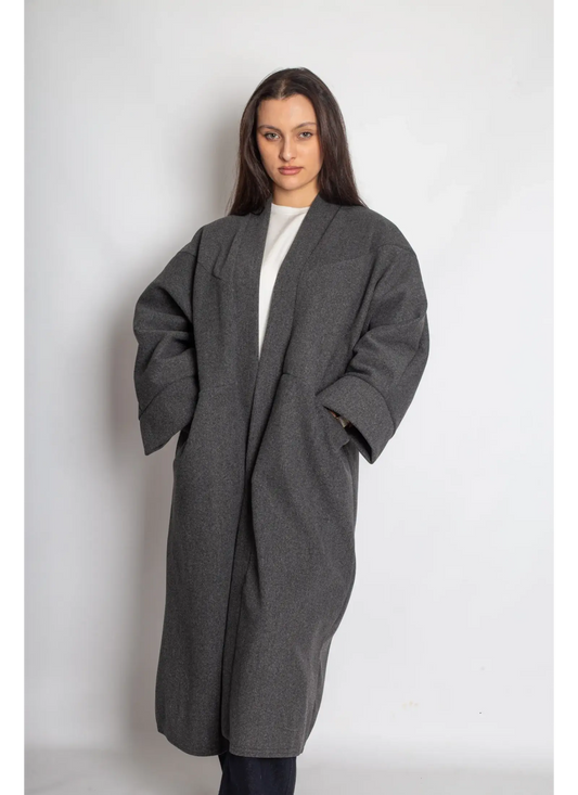 Veste longue ouverte femme grise portée