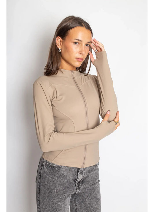 Veste sport ajustée femme beige portée de face